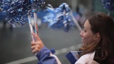 Saint Petersburg, Rusya - 27 Ekim 2013: Otobüste mavi ponpon elleri sallayarak iki genç kız. Gün. Spor etkinliği