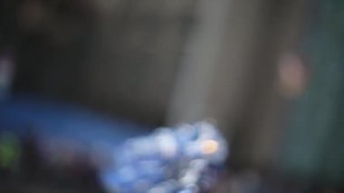 Saint Petersburg, Rusya - Ekim 27, 2013: Genç kız sokakta elinde mavi ponpon titreme. Gün. Spor etkinliği