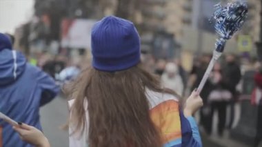 Saint Petersburg, Rusya - Ekim 27, 2013: Kamera bypass mutlu kız ponpon sallayarak. St. Petersburg'da Soçi Olimpiyat meşalesi bayrak yarışı