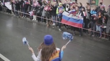 Saint Petersburg, Rusya - 27 Ekim 2013: Arka tarafta yürüyen kız ponpon sallamak. Insanlar. St. Petersburg'da Soçi Olimpiyat meşalesi bayrak yarışı