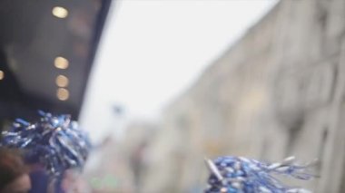 Saint Petersburg, Rusya - 27 Ekim 2013: Mutlu gönüllüler otobüsten ponpon sallıyor. St. Petersburg'da Soçi Olimpiyat meşalesi bayrak yarışı