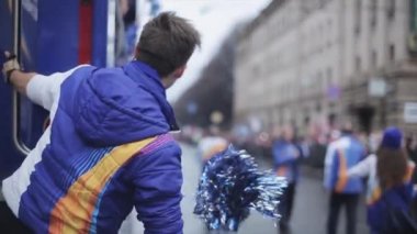 Saint Petersburg, Rusya - 27 Ekim 2013: Boy shake pom pom otobüs sürme kenarında kalmak. St. Petersburg'da Soçi Olimpiyat meşalesi bayrak yarışı