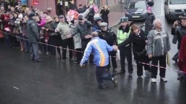 Saint Petersburg, Rusya - 27 Ekim 2013: Koşu gönüllüsü yolda insanlara beş vermek. St. Petersburg'da Soçi Olimpiyat meşalesi bayrak yarışı