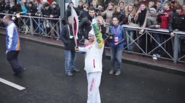 Saint Petersburg, Rusya - 27 Ekim 2013: Gönüllüler otobüs meşale taşıyıcısı Alyabyev geçmek. St. Petersburg'da Soçi Olimpiyat meşalesi bayrak yarışı