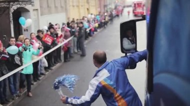 Saint Petersburg, Rusya - 27 Ekim 2013: Boy shake pom pom otobüs sürme nin kapısında kal. St. Petersburg'da Soçi Olimpiyat meşalesi bayrak yarışı