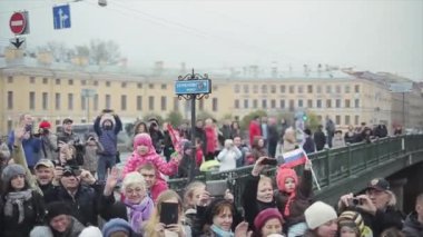 Saint Petersburg, Rusya - 27 Ekim 2013: Nehirdeki kalabalık sokak. İnsanlar kamerada el sallıyor. Otobüsle giden kamera. Sonbahar