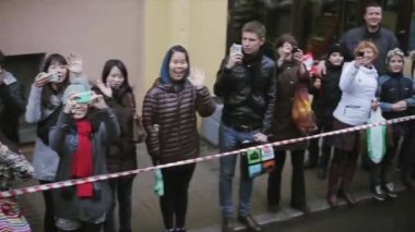 Saint Petersburg, Rusya - 27 Ekim 2013: İnsanlar otobüste yetişkin bir adama el sallıyor, bayrak lar sallıyor. Otobüsle giden kamera. Sonbahar