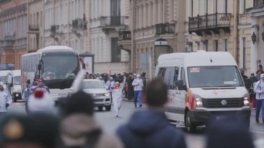 Saint Petersburg, Rusya - 27 Ekim 2013: Ekim ayında St. Petersburg'da bayrak yarışı Olimpiyat ateşi. Koşan meşale taşıyıcısı. Muhafız. Kortej