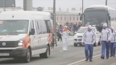 Saint Petersburg, Rusya - 27 Ekim 2013: Ekim ayında St. Petersburg'da bayrak yarışı Olimpiyat ateşi. Plushenko'yu meşaleyle koşturuyor. El leri dalgala
