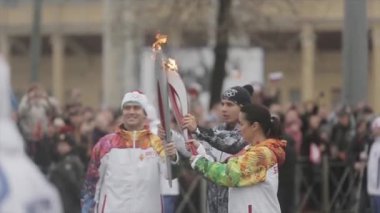 Saint Petersburg, Rusya - 27 Ekim 2013: Ekim ayında St. Petersburg'da bayrak yarışı Olimpiyat ateşi. Kandelaki alev Kerzhakov geçmek. İnsanları dönüştürün