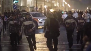 Saint Petersburg, Rusya - 27 Ekim 2013: Ekim ayında St. Petersburg'da bayrak yarışı Olimpiyat ateşi. Meşale taşıyıcısı alevle koşuyor. Akşam