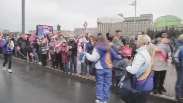 SAINT PETERSBURG, RUSSIA - 27 OTTOBRE 2013: Le ragazze in uniforme regalano pompon al pubblico. Gara staffetta di Sochi Fiamma olimpica a San Pietroburgo . — Video Stock