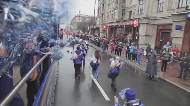 Saint petersburg, russland - 27. oktober 2013: spazierende menschen in uniform mit pom poms. Staffellauf der olympischen Flamme von Sotschi in St. Petersburg. Bus — Stockvideo