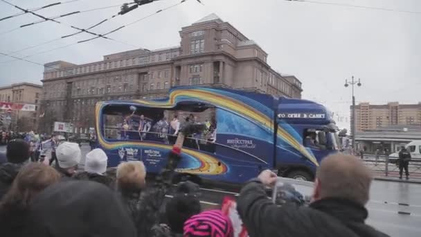 Sankt Petersburg, Rosja-27 października 2013: ludzie w mundurze z POM poms w ruchu autobusu. Wyścig przekaźnik Soczi Olympic płomień w Sankt Petersburgu — Wideo stockowe