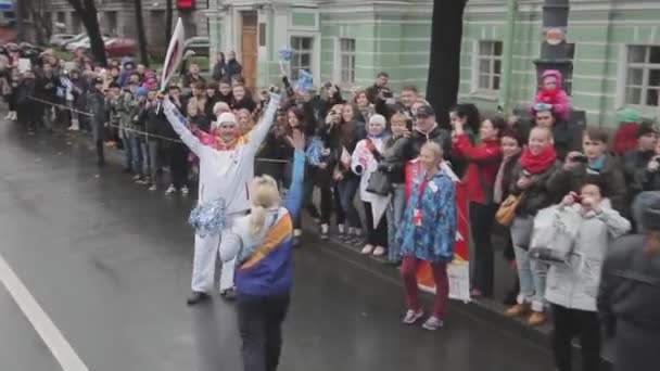 SAINT PETERSBURG, RUSIA 27 octombrie 2013: Oamenii în uniformă dau cinci purtătorului de torțe. Ștafetă de flacără olimpică de la Soci din Sankt Petersburg — Videoclip de stoc