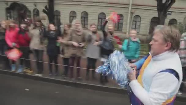 SAINT PETERSBURG, RUSSIA - OCTOBER 27, 2013: Walking man in uniform give pompons to people. Relay race of Sochi Olympic flame in Saint Petersburg — Wideo stockowe