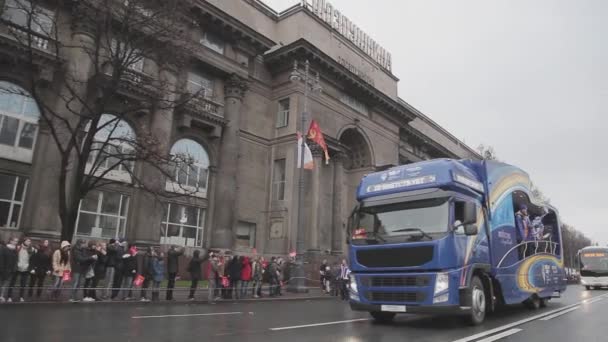 Санкт-Петербург, Росія-27 жовтня 2013: олімпійський автобус, люди хвиля помпонами. Естафетна гонка в Сочі Олімпійського вогню в Санкт-Петербурзі. Жовтня — стокове відео