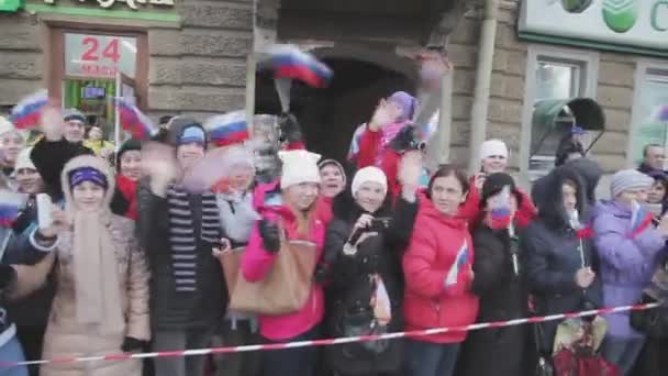 SAINT PETERSBURG, RÚSSIA - OUTUBRO 27, 2013: Multidão de pessoas acenam bandeiras nacionais russas, mãos na câmera, sorriso. Felicidade. Evento — Vídeo de Stock