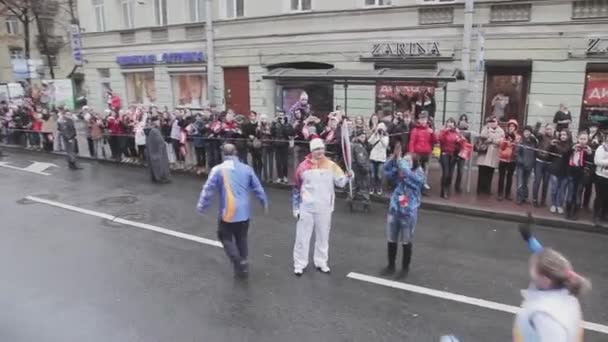 Saint Petersburg, Rusya - 27 Ekim 2013: Pom pom'lu insanlar meşale taşıyıcısına beş veriyor. St. Petersburg'da Soçi Olimpiyat meşalesi bayrak yarışı — Stok video