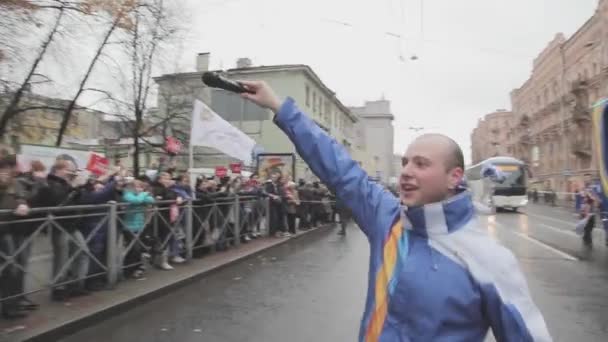 Sint-Petersburg, Rusland-27 oktober 2013: Walking Boy met microfoon in uniform. Estafette race Sochi Olympisch vlam in Sint-Petersburg. Mensen — Stockvideo