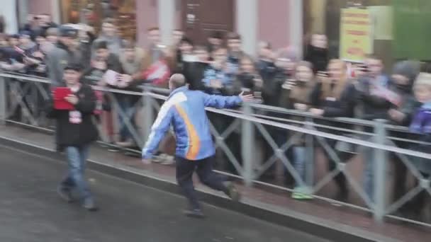 SAINT PETERSBURG, RÚSSIA - 27 de outubro de 2013: Voluntário correr e dar cinco ao público. Corrida de revezamento Sochi chama olímpica em São Petersburgo. Outubro — Vídeo de Stock