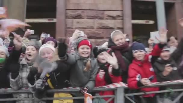 SAINT PETERSBURG, RÚSSIA - OUTUBRO 27, 2013: Muitos jovens acenam bandeiras, mãos na câmera, sorriem. Dispara para a câmara. Evento. Audiência — Vídeo de Stock