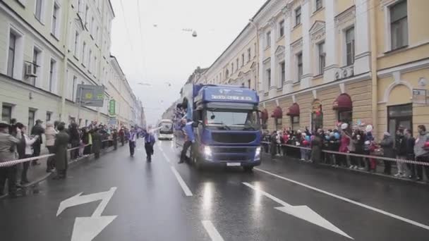 SAINT PETERSBURG, RUSSIA - OCTOBER 27, 2013: Driving bus with volunteers, waving pom pom. Relay race of Sochi Olympic flame in Saint Petersburg. — Stock Video