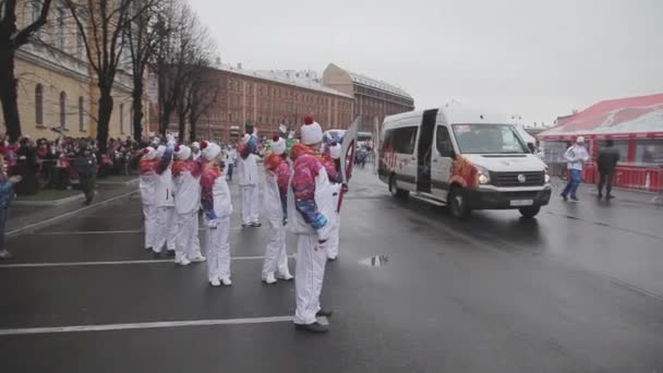 Sint-Petersburg, Rusland-27 oktober 2013: estafette race Sochi Olympisch vlam in Sint-Petersburg. Draaiende fakkeldrager in uniform. Vrijwilligers — Stockvideo