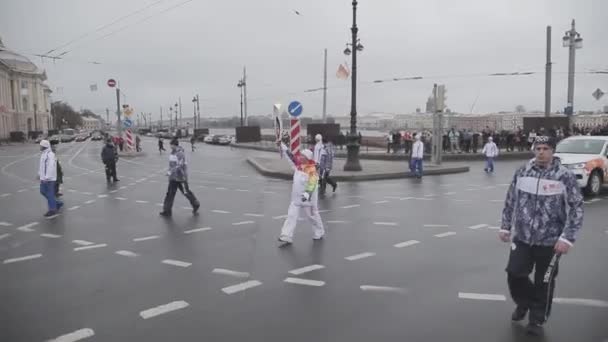 SAINT PETERSBURG, RUSSIA - OCTOBER 27, 2013: Relay race Sochi Olympic flame in Saint Petersburg in October. Volunteers. Torchbearer. Cortege — Stock Video