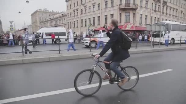 Saint Petersburg, Rusya - 27 Ekim 2013: Ekim ayında St Petersburg'da bayrak yarışı Sochi Olimpiyat meşalesi. Bisikletli adam kamerada çekim. — Stok video