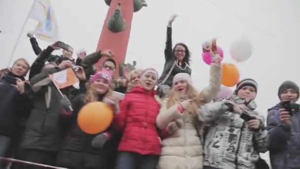 Sankt Petersburg, Ryssland-27 oktober 2013: många unga människor våg flaggor, händer i kameran, leende. Evenemang i Sankt Petersburg. Luftballonger — Stockvideo