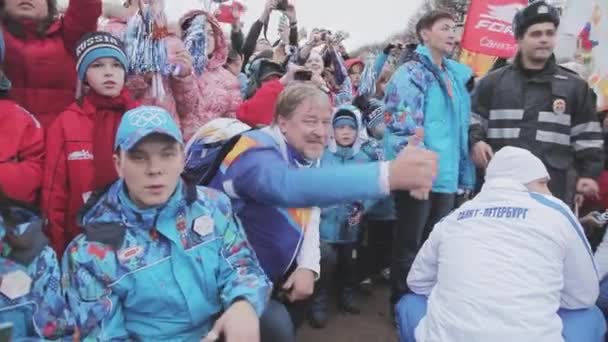 SAINT PETERSBURG, RUSSIE - 27 OCTOBRE 2013 : Course de relais Flamme olympique de Sotchi à Saint-Pétersbourg. Homme adulte en uniforme avec enfants en costume . — Video