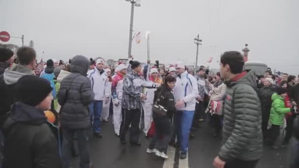 Sint-Petersburg, Rusland - 27 oktober 2013: estafette van Sotsji Olympische toorts in Sint-Petersburg. Konvooi beschermt fakkeldragers tegen mensen — Stockvideo