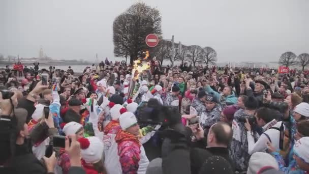 SAINT PETERSBURG, RUSSIA - OCTOBER 27, 2013: Relay race Sochi Olympic torch in Saint Petersburg. Torchbearers with flame. Crowd of people — Stock Video