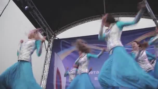 Αγία Πετρούπολη, Ρωσία - 27 Οκτωβρίου 2013: Νεαρά κορίτσια σε όγκο μπλε παντελόνι, ασημί γιλέκα που χορεύει επί σκηνής. Συναυλία. Εκδήλωση — Αρχείο Βίντεο