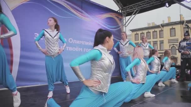 Saint Petersburg, Rusya - 27 Ekim 2013: Genç kızlar cilt Mavi pantolon içinde sahnede dans gümüş yelekler yavaş. Konser. Olay. Geri adım olun — Stok video