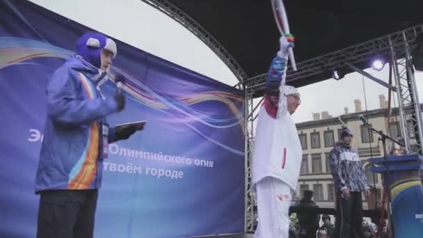 SAINT PETERSBURG, RUSSIE - 27 OCTOBRE 2013 : Course relais Torche olympique de Sotchi à Saint-Pétersbourg. Animateur sur scène. Porte-flambeau sans flamme — Video