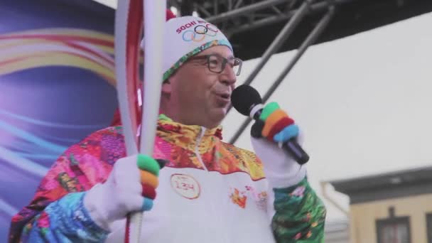 SAINT PETERSBURG, RÚSSIA - 27 de outubro de 2013: Corrida de revezamento Sochi tocha olímpica em São Petersburgo. Torchbearer com não queimar chama, falar no palco — Vídeo de Stock