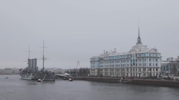 Sint-Petersburg, Rusland - 27 oktober 2013: Uitzicht op submarine en kustlijn op de rivier de Neva in Sint-Petersburg. Massa's mensen lopen aan kust — Stockvideo