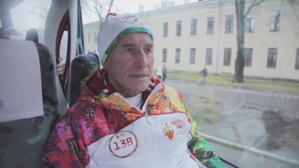 Sint-Petersburg, Rusland - 27 oktober 2013: estafette Olympische vlam in Sint-Petersburg in oktober. Voormalig fakkeldrager geeft interview in bus — Stockvideo