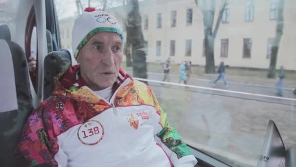 Αγία Πετρούπολη, Ρωσία - 27 Οκτωβρίου 2013: σκυταλοδρομία Ολυμπιακή φλόγα στην Αγία Πετρούπολη. Συνταξιούχος λαμπαδηδρόμος δώσει συνέντευξη στην οδήγηση λεωφορείου — Αρχείο Βίντεο