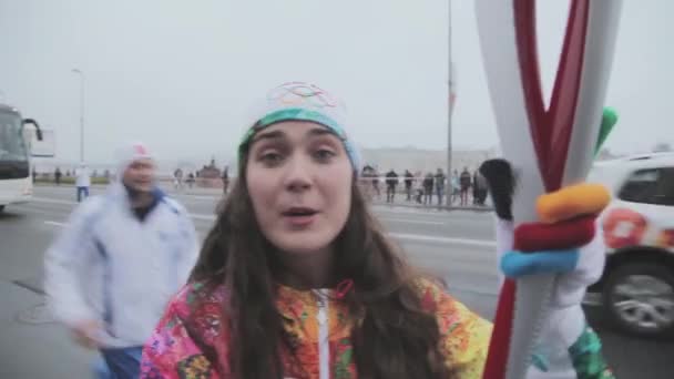 SAN PETERSBURG, RUSIA - 27 DE OCTUBRE DE 2013: Carrera de relevos Llama olímpica en San Petersburgo en octubre. Mujer portadora de la antorcha dar entrevista. Emociones — Vídeos de Stock