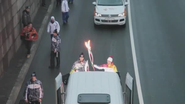 Sint-Petersburg, Rusland - 27 oktober 2013: Quadrocopter schieten estafette Sotsji Olympische toorts in Sint-Petersburg. Fakkeldragers met vlam. — Stockvideo