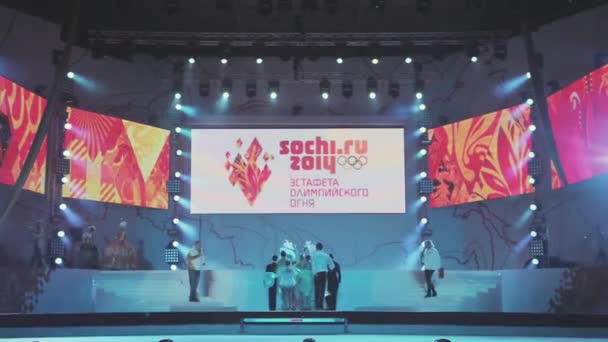 SAN PETERSBURG, RUSIA - 27 DE OCTUBRE DE 2013: Concierto dedicado a la carrera de relevos de la llama olímpica de Sochi en San Petersburgo. Anfitriones. Bailarines salen del escenario — Vídeo de stock