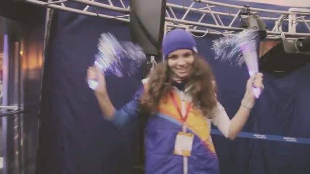 俄罗斯圣彼得堡-2013 年 10 月 27 日 ︰ 女孩穿着制服，跳舞、 晃动绒球。接力赛跑的索契奥运圣火在圣彼得堡. — 图库视频影像