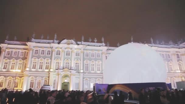 Sint-Petersburg, Rusland - 27 oktober 2013: estafette van Sotsji Olympische vlam in Sint-Petersburg. Overvolle Palace Square. Hermitage — Stockvideo