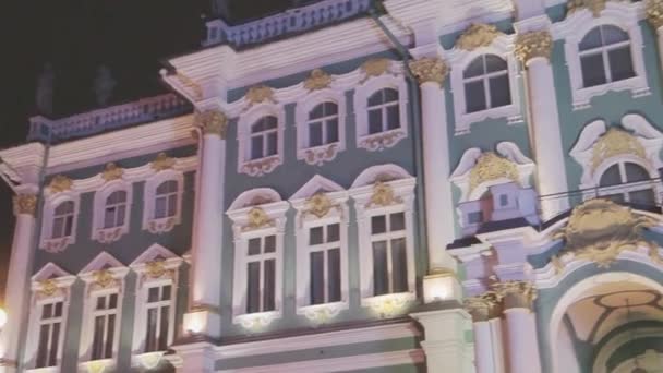 Saint Petersburg, Oroszország - 2013. október 27.: Nézd a történelmi Hermitage, Szentpétervár, a palota tértől. Este. Zseblámpák — Stock videók