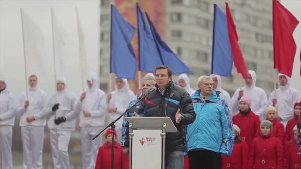 Sint-Petersburg, Rusland - 27 oktober 2013: estafette van Sotsji Olympische vlam in Sint-Petersburg. Man zeggen toespraak op het podium. Poltavchenko. Vlaggen — Stockvideo