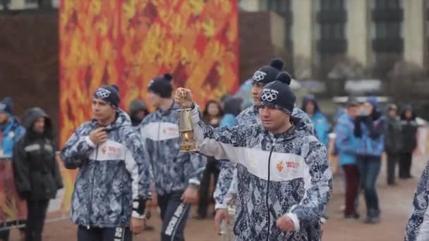 サンクトペテルブルクでサンクトペテルブルク, ロシア連邦 - 2013 年 10 月 27 日: リレー ソチのオリンピックの聖火。男性は書き込みをもたらすローソク足がオリンピックの聖火を点火 — ストック動画