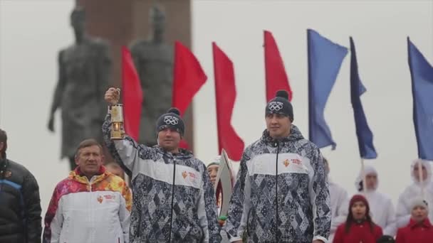 俄罗斯圣彼得堡-2013 年 10 月 27 日 ︰ 接力赛索契奥运火炬在圣彼得堡。男人保持燃烧的蜡烛点燃火焰在舞台上 — 图库视频影像